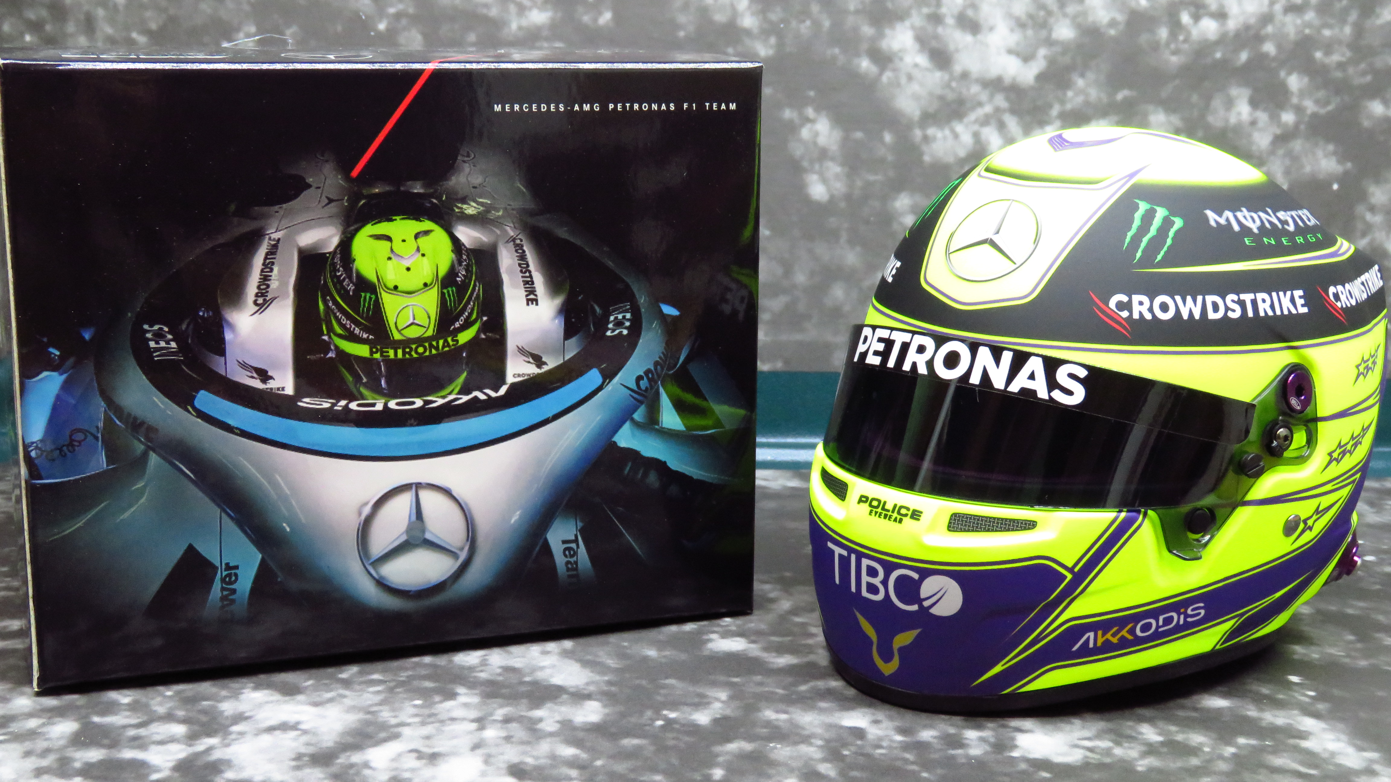 Lewis Hamilton - Mercedes AMG Petronas 2022 /Bell BELH22 1:2/