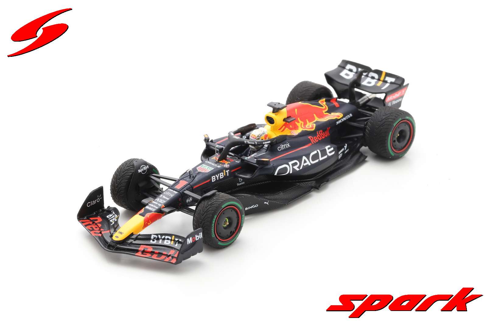 ORACLE RED BULL RACING RB18 NO.1 ORACLE RED BULL RACING WINNER JAPANESE GP 2022 2022 FORMULA ONE DRIVERS' CHAMPION MAX VERSTAPPEN WITH NO.1 AND WORLD CHAMPION BOARD /Spark S8551 1:43/