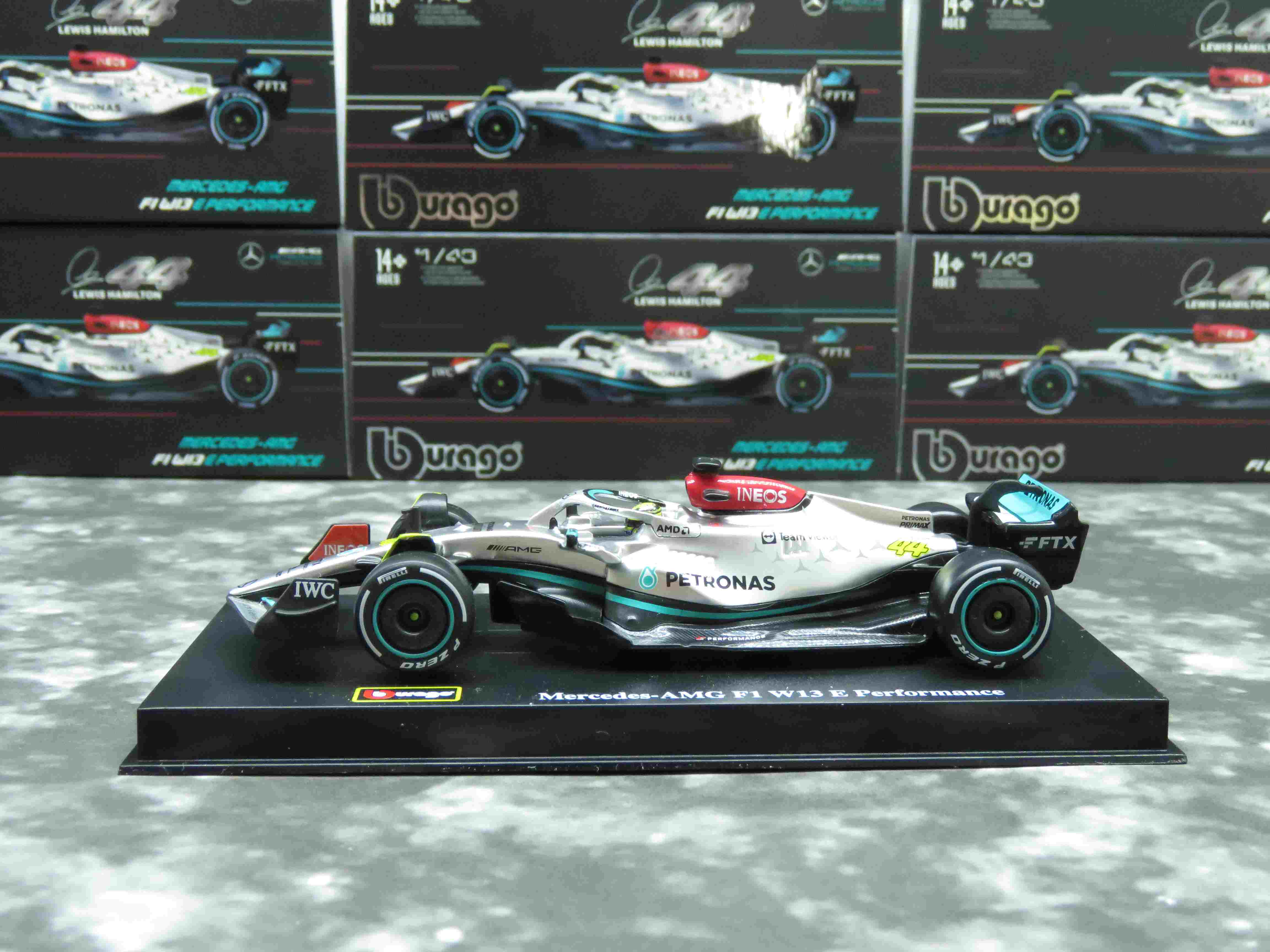 Mercedes F1 W13 E Performance (with helmet), Hardcase #44 (Lewis Hamilton)  /Bburago 38066H 1:43/